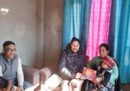 HP News: नितिका के उज्ज्वल भविष्य के लिए 21 लाख की एफडी! डीसी ने खुद गांव पहुंचकर दी एफडी प्रति