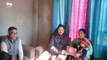 HP News: नितिका के उज्ज्वल भविष्य के लिए 21 लाख की एफडी! डीसी ने खुद गांव पहुंचकर दी एफडी प्रति