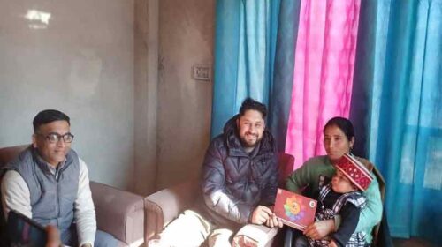 HP News: नितिका के उज्ज्वल भविष्य के लिए 21 लाख की एफडी! डीसी ने खुद गांव पहुंचकर दी एफडी प्रति