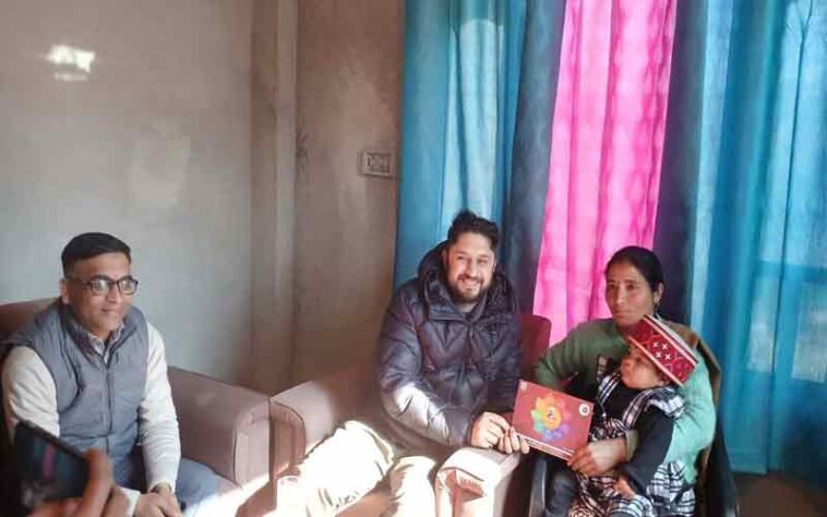 HP News: नितिका के उज्ज्वल भविष्य के लिए 21 लाख की एफडी! डीसी ने खुद गांव पहुंचकर दी एफडी प्रति