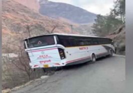Himachal Latest News: हिमाचल में हादसे का शिकार हुई पर्यटकों से भरी बस! नदी में गिरने से बाल-बाल बची
