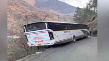 Himachal Latest News: हिमाचल में हादसे का शिकार हुई पर्यटकों से भरी बस! नदी में गिरने से बाल-बाल बची
