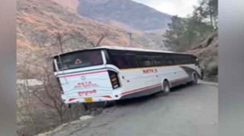 Himachal Latest News: हिमाचल में हादसे का शिकार हुई पर्यटकों से भरी बस! नदी में गिरने से बाल-बाल बची Himachal Latest News: हिमाचल में हादसे का शिकार हुई पर्यटकों से भरी बस! नदी में गिरने से बाल-बाल बची