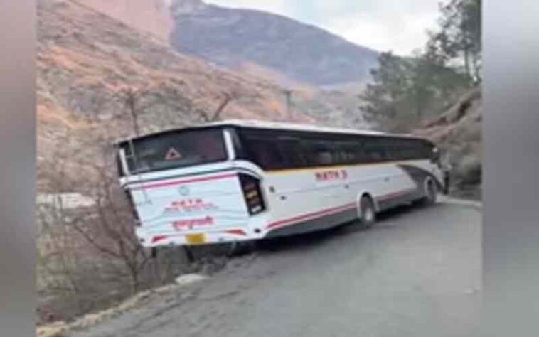 Himachal Latest News: हिमाचल में हादसे का शिकार हुई पर्यटकों से भरी बस! नदी में गिरने से बाल-बाल बची Himachal Latest News: हिमाचल में हादसे का शिकार हुई पर्यटकों से भरी बस! नदी में गिरने से बाल-बाल बची