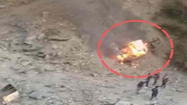 Himachal News Alert: नाले में गिरते ही आग का गोला बनी पिकअप! अंदर सवार लोगों ने छलांग लगाकर बचाई जान