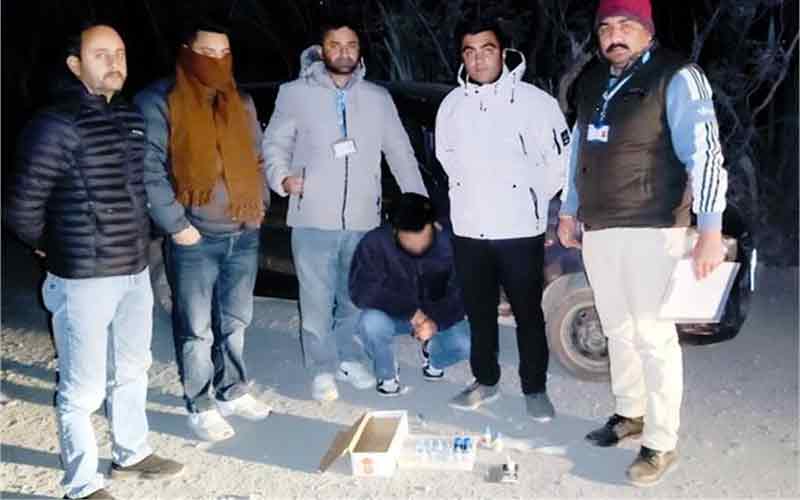 Himachal Crime News: चोरी-छुपे गाड़ी में ले जा रहा था चिट्टा! पुलिस ने बिछाया जाल, ऐसे दबोचा तस्कर