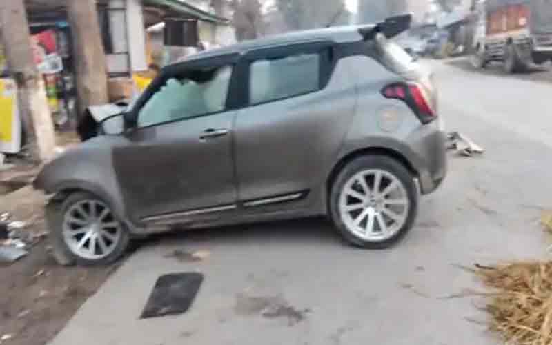 Accident In Himachal: सड़क किनारे पेड़ से टकराई तेज रफ्तार कार! युवती ने तोड़ा दम, युवक जख्मी