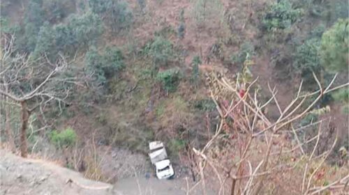 Accident In Himachal: मलबे की चपेट में आकर गहरी खाई में गिरा टिप्पर! चालक ने मौके पर तोड़ा दम Accident In Himachal: मलबे की चपेट में आकर गहरी खाई में गिरा टिप्पर! चालक ने मौके पर तोड़ा दम