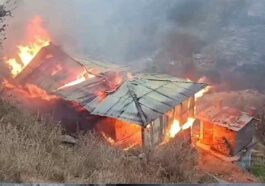 Himachal News Alert: दो मंजिला लकड़ी का मकान जलकर राख! अंदर सोए युवक ने भाग कर बचाई जान