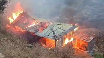 Himachal News Alert: दो मंजिला लकड़ी का मकान जलकर राख! अंदर सोए युवक ने भाग कर बचाई जान