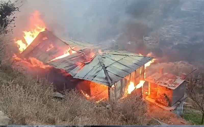 Himachal News Alert: दो मंजिला लकड़ी का मकान जलकर राख! अंदर सोए युवक ने भाग कर बचाई जान