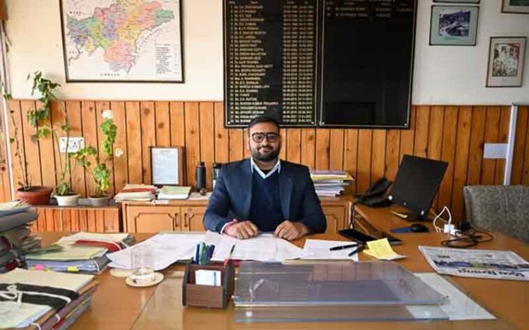 HP News: उपमुख्यमंत्री के दामाद सचिन शर्मा ने संभाला ADC शिमला का कार्यभार! बोले- शिकायतों का त्वरित निपटारा उनकी प्राथमिकता HP News: उपमुख्यमंत्री के दामाद सचिन शर्मा ने संभाला ADC शिमला का कार्यभार! बोले- शिकायतों का त्वरित निपटारा उनकी प्राथमिकता