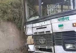 Sirmour News : चंडीगढ़ से देहरादून जा रही बस पहाड़ी से टकराई! यात्रियों में चीख-पुकार