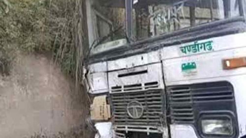 Sirmour News : चंडीगढ़ से देहरादून जा रही बस पहाड़ी से टकराई! यात्रियों में चीख-पुकार Sirmour News : चंडीगढ़ से देहरादून जा रही बस पहाड़ी से टकराई! यात्रियों में चीख-पुकार