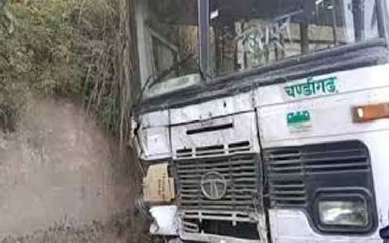 Sirmour News : चंडीगढ़ से देहरादून जा रही बस पहाड़ी से टकराई! यात्रियों में चीख-पुकार