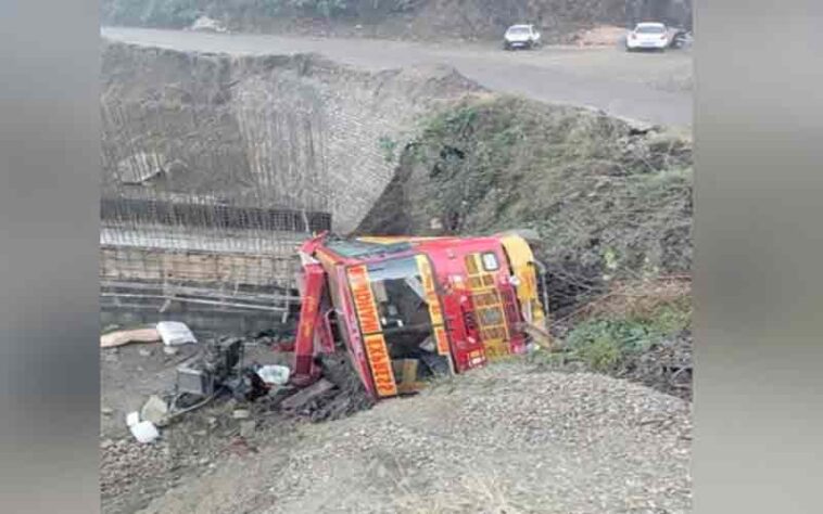 Bus Accident: हिमाचल में हादसे का शिकार हुई बस! ड्राइवर-कंडक्टर सहित चार लोग जख्मी Bus Accident: हिमाचल में हादसे का शिकार हुई बस! ड्राइवर-कंडक्टर सहित चार लोग जख्मी