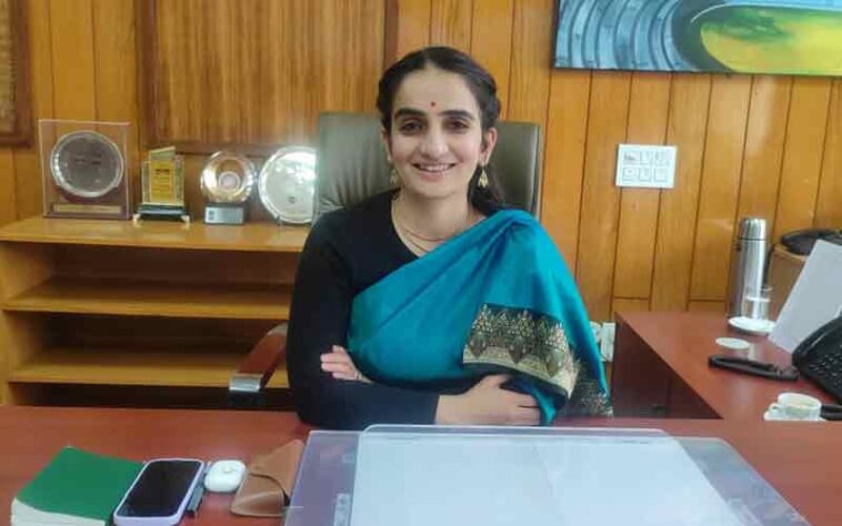 HP News: हमीरपुर की नवनियुक्त डीसी गंधर्वा राठौड़ ने संभाला कार्यभार! पांचवीं महिला उपायुक्त हैं साल 2016 बैच की IAS अधिकारी