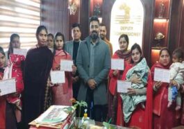 HP News: डीसी ने मुख्यमंत्री सुख-आश्रय योजना के तहत 10 लाभार्थियों को प्रदान की 60-60 हजार की एफडी