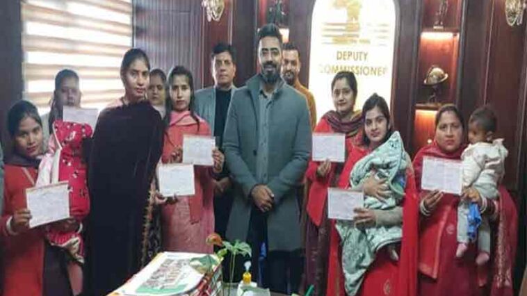 HP News: डीसी ने मुख्यमंत्री सुख-आश्रय योजना के तहत 10 लाभार्थियों को प्रदान की 60-60 हजार की एफडी