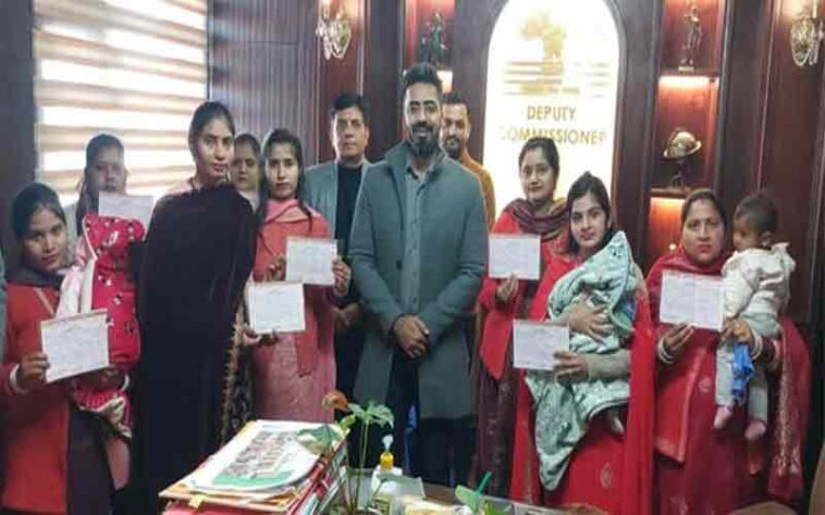 HP News: डीसी ने मुख्यमंत्री सुख-आश्रय योजना के तहत 10 लाभार्थियों को प्रदान की 60-60 हजार की एफडी