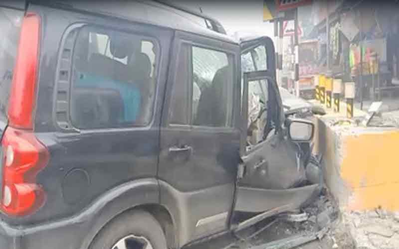 Accident In Himachal: घने कोहरे से चालक का बिगड़ा संतुलन! सड़क किनारे दीवार से टकराई स्कॉर्पियो