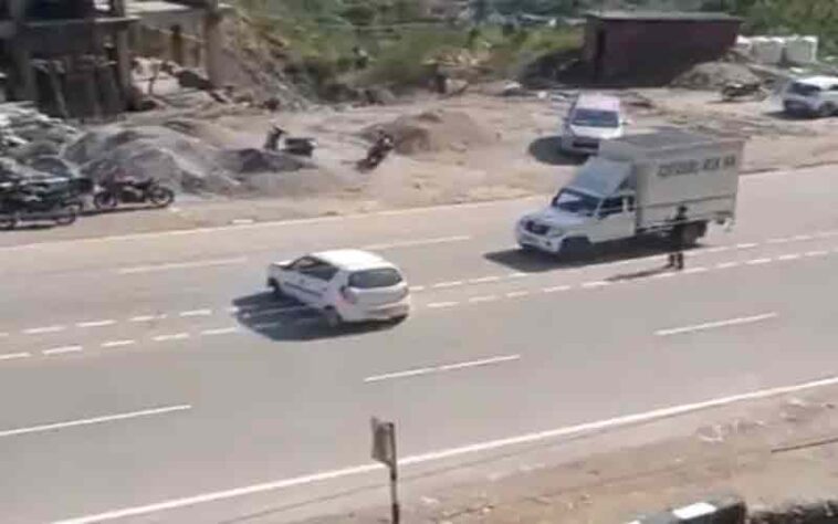 Himachal News Alert: चालक ने फोरलेन पर किया ऐसा खतरनाक स्टंट की कट गया 18 हज़ार का चालान! वीडियो वायरल Himachal News Alert: चालक ने फोरलेन पर किया ऐसा खतरनाक स्टंट की कट गया 18 हज़ार का चालान! वीडियो वायरल