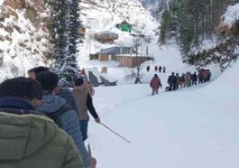Himachal News Update: बर्फ पर फिसल कर बुजुर्ग की गई जान! 13 किलोमीटर पैदल चलकर अस्पताल पहुंचाया शव