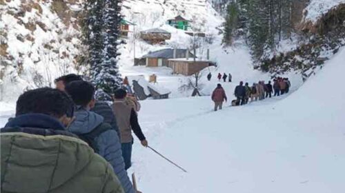 Himachal News Update: बर्फ पर फिसल कर बुजुर्ग की गई जान! 13 किलोमीटर पैदल चलकर अस्पताल पहुंचाया शव