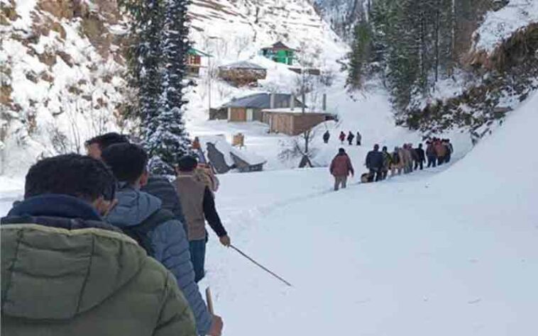 Himachal News Update: बर्फ पर फिसल कर बुजुर्ग की गई जान! 13 किलोमीटर पैदल चलकर अस्पताल पहुंचाया शव Himachal News Update: बर्फ पर फिसल कर बुजुर्ग की गई जान! 13 किलोमीटर पैदल चलकर अस्पताल पहुंचाया शव