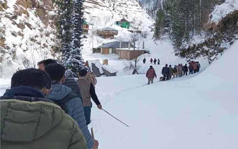 Himachal News Update: बर्फ पर फिसल कर बुजुर्ग की गई जान! 13 किलोमीटर पैदल चलकर अस्पताल पहुंचाया शव