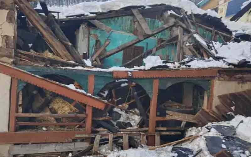 Himachal News Update: भारी बर्फबारी से गिरा तीन मंजिला मकान! परिवार के सिर से छीनी छत
