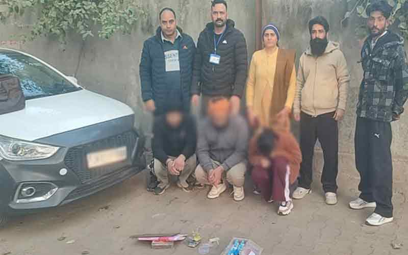 Himachal Crime News: गाड़ी से पकड़ी लाखों की हेरोइन! 20 वर्षीय युवती सहित तीन तस्कर काबू