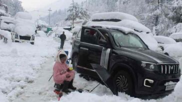 Himachal Snowfall: हिमाचल में बर्फबारी के बाद थमी रफ्तार! सैकड़ो सड़के और ट्रांसफार्मर ठप, हजारों सैलानी फंसे..