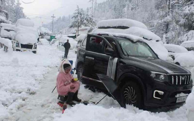 Himachal Snowfall: हिमाचल में बर्फबारी के बाद थमी रफ्तार! सैकड़ो सड़के और ट्रांसफार्मर ठप, हजारों सैलानी फंसे.. Himachal Snowfall: हिमाचल में बर्फबारी के बाद थमी रफ्तार! सैकड़ो सड़के और ट्रांसफार्मर ठप, हजारों सैलानी फंसे..