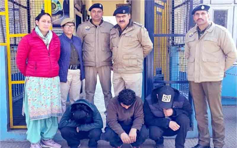 Himachal Crime News: पुलिस ने होमस्टे में मारा छापा! एक युवती सहित दो युवक काबू, कब्जे से चिट्टा बरामद
