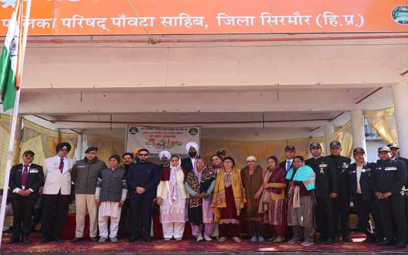 Paonta Sahib: पांवटा साहिब में शहीद स्मारक से गूंजा गणतंत्र दिवस का संदेश! वीर नारियों को मिला सम्मान