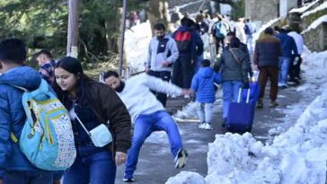 Himachal Latest News: बर्फ़बारी के बाद शीशा बनी शिमला की सड़कें! फिसलने से टूटे हाथ-पैर, 70 लोग पहुंचे अस्पताल