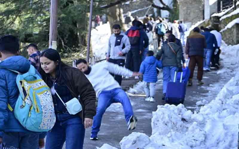 Himachal Latest News: बर्फ़बारी के बाद शीशा बनी शिमला की सड़कें! फिसलने से टूटे हाथ-पैर, 70 लोग पहुंचे अस्पताल