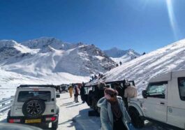 Himachal Tourism: पर्यटकों की पहली पसंद बना शिंकुला दर्रा! बर्फ में हो रही मस्ती, मनाली भी सैलानियों से गुलजार