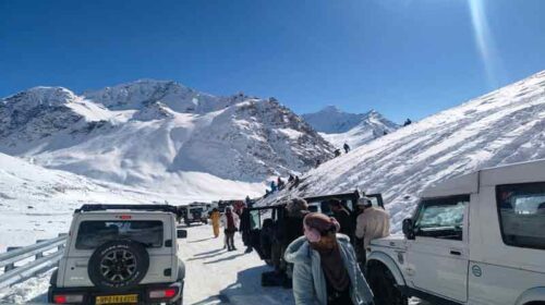 Himachal Tourism: पर्यटकों की पहली पसंद बना शिंकुला दर्रा! बर्फ में हो रही मस्ती, मनाली भी सैलानियों से गुलजार