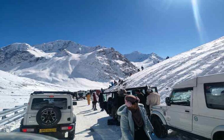 Himachal Tourism: पर्यटकों की पहली पसंद बना शिंकुला दर्रा! बर्फ में हो रही मस्ती, मनाली भी सैलानियों से गुलजार
