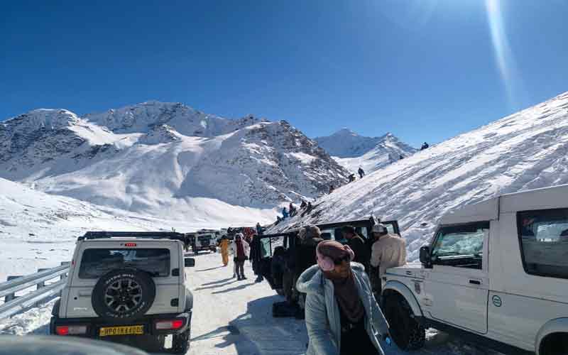 Himachal Tourism: पर्यटकों की पहली पसंद बना शिंकुला दर्रा! बर्फ में हो रही मस्ती, मनाली भी सैलानियों से गुलजार