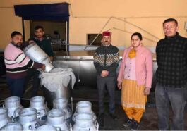 Sirmour News : दूध के बेहतरीन दाम मिलने से सिरमौर के पशुपालक खुश! मिल्क फेड को 1562 दुग्ध उत्पादक रोजाना दे रहे सप्लाई