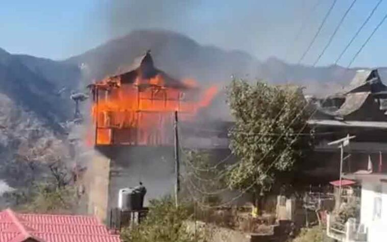 Himachal News Update: जुन्गा रियासत का 200 साल पुराना शाही महल जलकर राख! क्योंथल के राजा करते थे निवास
