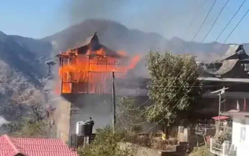 Himachal News Update: जुन्गा रियासत का 200 साल पुराना शाही महल जलकर राख! क्योंथल के राजा करते थे निवास