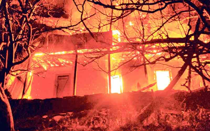 हिमाचल में भीषण अग्निकांड: दो मंजिला मकान जलकर राख! सेब के पेड़ भी राख