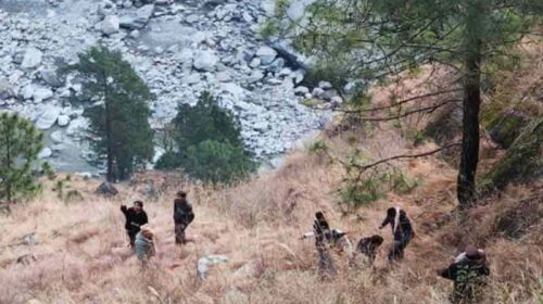 दुखद: साथियों के साथ NH किनारे खाना खाने रुका था युवक! तभी फिसला पैर, खाई में गिरने से गई जान