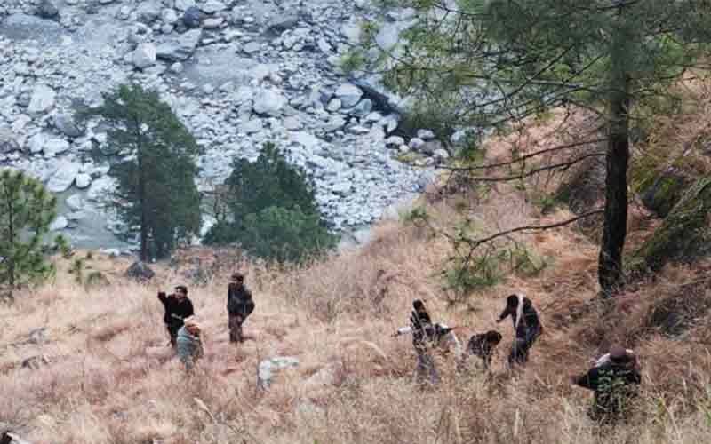 दुखद: साथियों के साथ NH किनारे खाना खाने रुका था युवक! तभी फिसला पैर, खाई में गिरने से गई जान