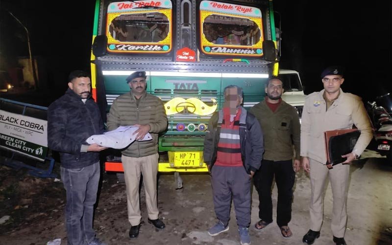 Paonta Sahib: ट्रक से 3 किलो भुक्की बरामद! बेचने की फ़िराक में था चालक, पुलिस ने ऐसे पकड़ा