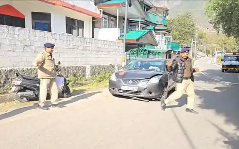Himachal Road Accident: स्कूटी पर जा रहे मां-बेटे को गाड़ी ने मारी टक्कर! महिला ने तोड़ा दम